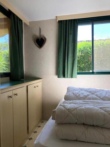 1 dormitorio con 1 cama y un corazón en la pared en Toskana-Viareggio-Chalet-Zona-Rosa-5-mit-Klimaanlage-und-Wlan, en Viareggio
