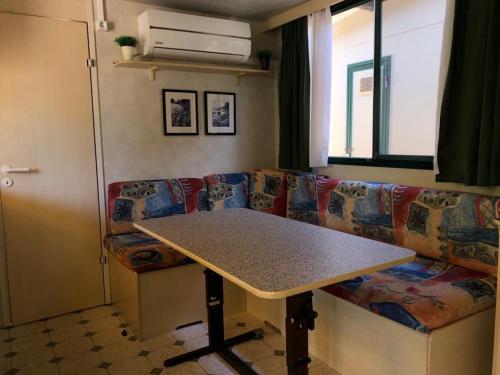 sala de estar con mesa y sofá en Toskana-Viareggio-Chalet-Zona-Rosa-5-mit-Klimaanlage-und-Wlan, en Viareggio