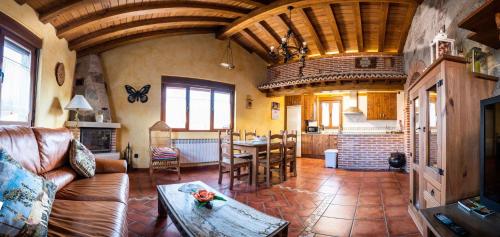 a living room with a couch and a table at casa rural La Gabina in Muñogalindo