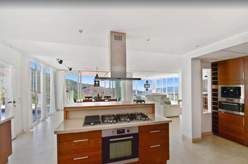 a kitchen with a stove and some windows at Casa Afrodite in Almuñécar
