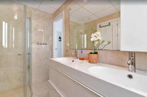 a bathroom with two sinks and a shower at Casa Afrodite in Almuñécar