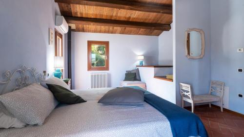 Posteľ alebo postele v izbe v ubytovaní CASALE PRINCIPESSA 6&2, Emma Villas