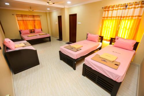 Habitación con 3 camas y TV. en RAMANA'S HOME STAY Apartment Hotel Kumbakonam en Thanjāvūr