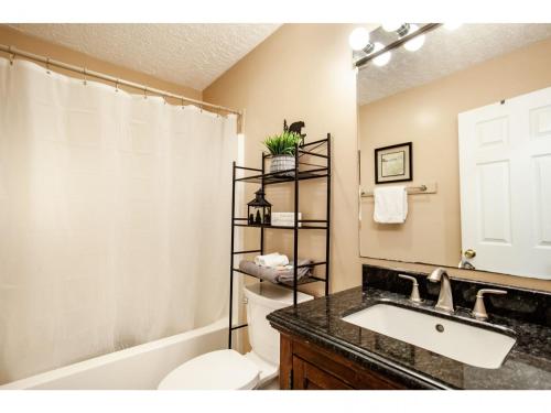 Φωτογραφία από το άλμπουμ του Papa Bear - Private with Hot Tub, Pool Table, and View σε Sevierville