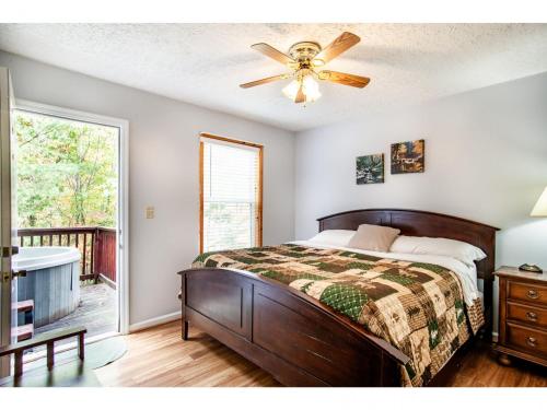 Ένα ή περισσότερα κρεβάτια σε δωμάτιο στο Papa Bear - Private with Hot Tub, Pool Table, and View