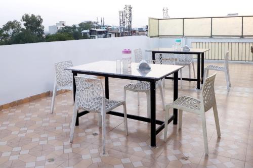 una mesa y sillas en la azotea en Dev Residency en Nueva Delhi