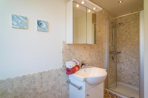 W łazience znajduje się umywalka i prysznic. w obiekcie Schallers Hüs 2 w mieście Tinnum