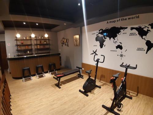 Das Fitnesscenter und/oder die Fitnesseinrichtungen in der Unterkunft 藏青民宿The Wind Guesthouse-Youth inn