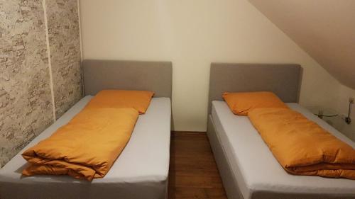 twee bedden naast elkaar in een kamer bij Joanna Apartment - MA Rheinau 5 in Mannheim