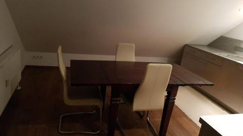 een eettafel en stoelen in een kamer bij Joanna Apartment - MA Rheinau 5 in Mannheim