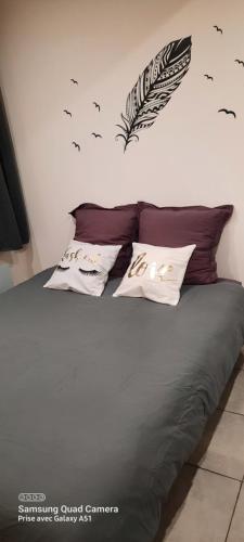 מיטה או מיטות בחדר ב-superbe appartement de 40m2 avec parking gratuit sur place
