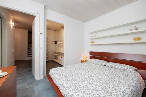 コーリコにあるChalet Ingannaの木製のヘッドボードが付いたベッドのある寝室