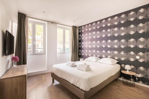 - une chambre avec un grand lit et un grand mur dans l'établissement Spacious apartment-2BR-4P-Boulevard Saint-Germain, à Paris