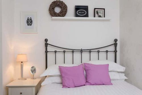 ロンドンにあるModern 2 Bedroom Apartment in Zone 1のベッドルーム(紫色の枕が付くベッド付)
