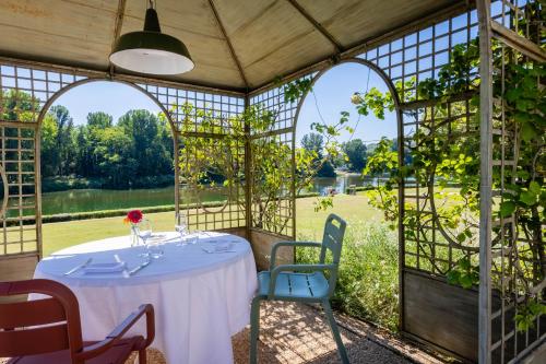 a table in a pergola with a table and chairs at LA RESERVE ALBI Hôtel Restaurant in Albi