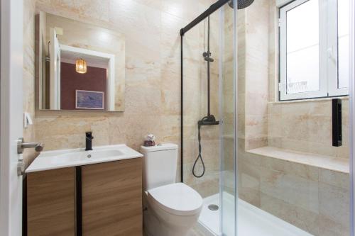 ein Bad mit einem WC, einer Dusche und einem Waschbecken in der Unterkunft City Escape - Lisbon Center! in Lissabon