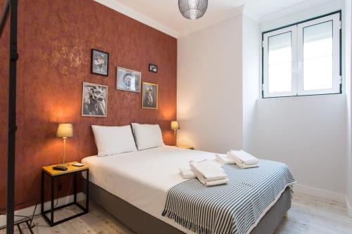 ein Schlafzimmer mit einem großen Bett und einem Fenster in der Unterkunft City Escape - Lisbon Center! in Lissabon