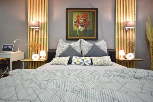 um quarto com uma cama grande com almofadas em Schöne, geräumige Souterrain mit Japangarten, kostenlos Parkplatz em Koblenz