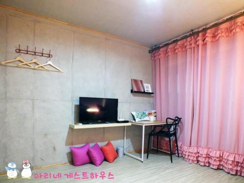 TV a/nebo společenská místnost v ubytování Ariene Guesthouse
