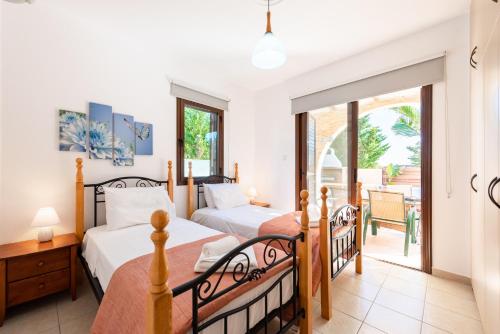 Ένα ή περισσότερα κρεβάτια σε δωμάτιο στο Villa Poseidon by Ezoria Villas