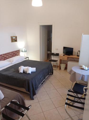 een slaapkamer met een bed met twee handdoeken erop bij B&B Toscana in Pisa