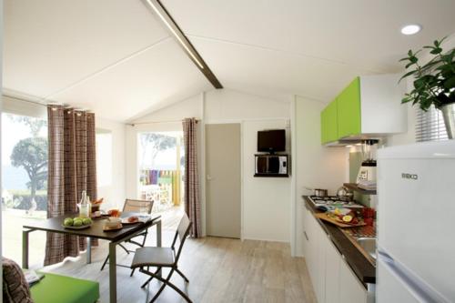 Ett kök eller pentry på Camping Club Le Trianon - Maeva
