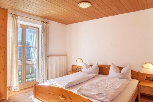 Säng eller sängar i ett rum på Ferienwohnung Guffertblick