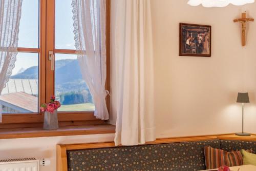 a room with a window with a bench and a window with a view at Ferienwohnung Guffertblick in Jachenau