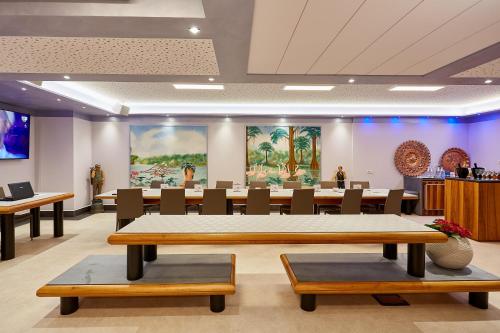 a conference room with a long table and chairs at HOTEL Villa Lilla in Desenzano del Garda