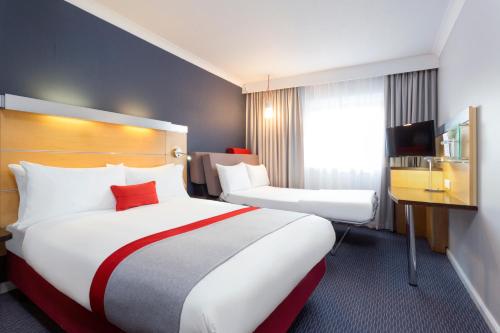 een hotelkamer met 2 bedden en een raam bij Holiday Inn Express Southampton - M27, J7, an IHG Hotel in Southampton