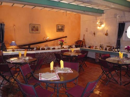 Restorāns vai citas vietas, kur ieturēt maltīti, naktsmītnē Au Mesnil Le Bas Bray