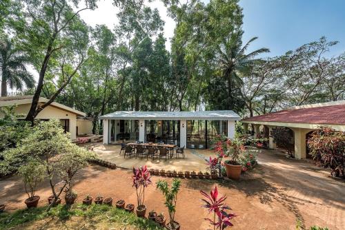 Zahrada ubytování SaffronStays Foresta By The Lake, Kamshet -7 acres estate with lake on 3 sides, pool, veg only multi cuisine meals