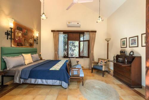 Postel nebo postele na pokoji v ubytování SaffronStays Foresta By The Lake, Kamshet -7 acres estate with lake on 3 sides, pool, veg only multi cuisine meals