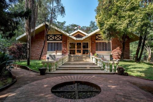 Zahrada ubytování SaffronStays Foresta By The Lake, Kamshet -7 acres estate with lake on 3 sides, pool, veg only multi cuisine meals