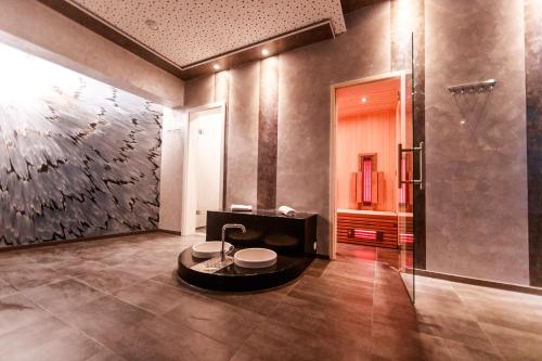 ein Bad mit einer Dusche und einem Waschbecken in einem Zimmer in der Unterkunft Best Western Plaza Hotel Stuttgart-Ditzingen in Ditzingen