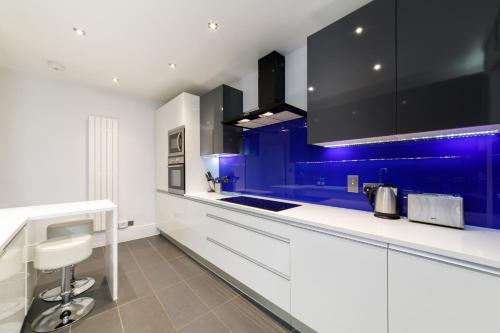 A kitchen or kitchenette at Garrick Mansions by Q Apartments