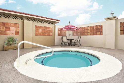 La Quinta by Wyndham Laredo Airportの敷地内または近くにあるプール