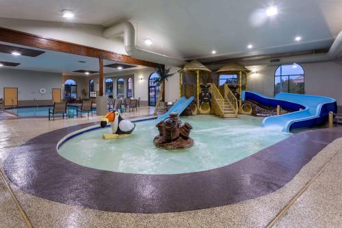 Πισίνα στο ή κοντά στο Wingate by Wyndham Wisconsin Dells Waterpark