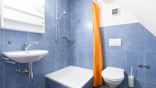 ein Bad mit einem Waschbecken, einem WC und einer Dusche in der Unterkunft Swiss Star Zurich Sihlfeld - Self Check-In in Zürich