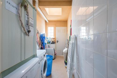 un lavadero con lavadora y secadora en Casa Roncar, en Torrevieja