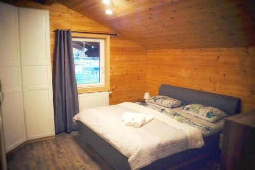 a bedroom with a bed in a wooden cabin at Ferienwohnung Alpbachtal in Radfeld