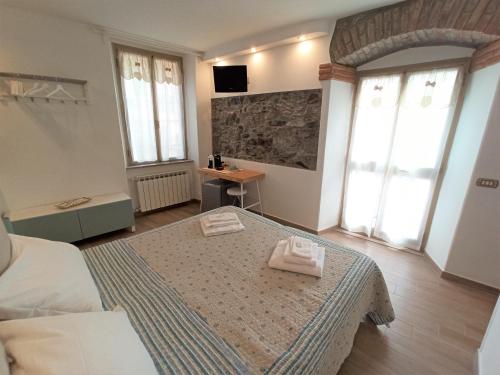 a bedroom with a bed with two towels on it at Affittacamere Albarola in Riomaggiore