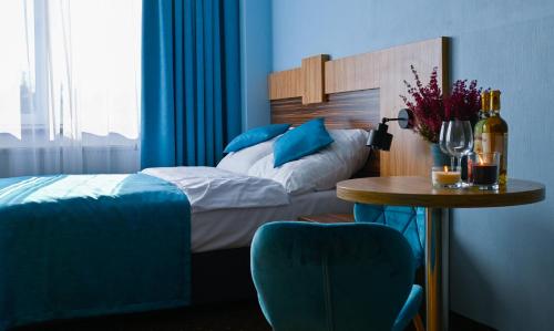 Ліжко або ліжка в номері ApartHotel Legnica - apartamenty z aneksem kuchennym