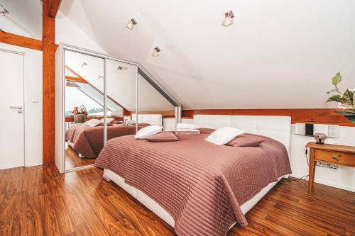 מיטה או מיטות בחדר ב-Orlí hnízdo 853