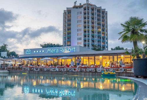 un hotel con piscina di fronte a un edificio di Mera Resort a Venus