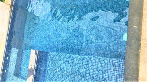 A piscina localizada em Casa de campo com piscina aquecida por sistema solar ou nos arredores