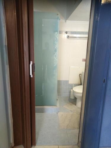 Kúpeľňa v ubytovaní "ΑΡΜΟΝΊΑ" ΔΙΑΜΕΡΙΣΜΑ, ΚΑΛΑΜΑΤΑ-"HARMONY" apartment, Kalamata