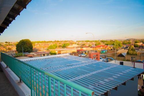 索韋托的住宿－Rukza's Guest House，城市建筑的蓝色屋顶