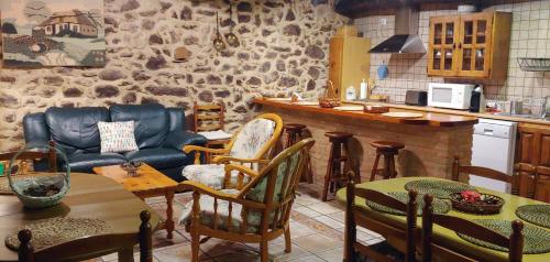a kitchen with a couch and a table and chairs at Hotel La Casa Chacinera in Candelario
