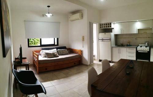 een keuken en een woonkamer met een bank en een tafel bij Depto 34 y 25, hasta 5 pasajeros, amplio y luminoso in La Plata